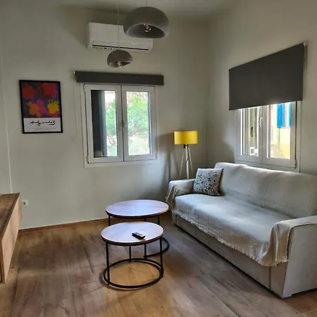 Square Apartment *